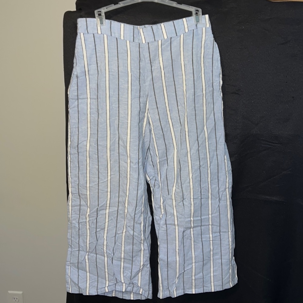 Arizona Jeans co. Capris - blue and white - super comfortable - size L